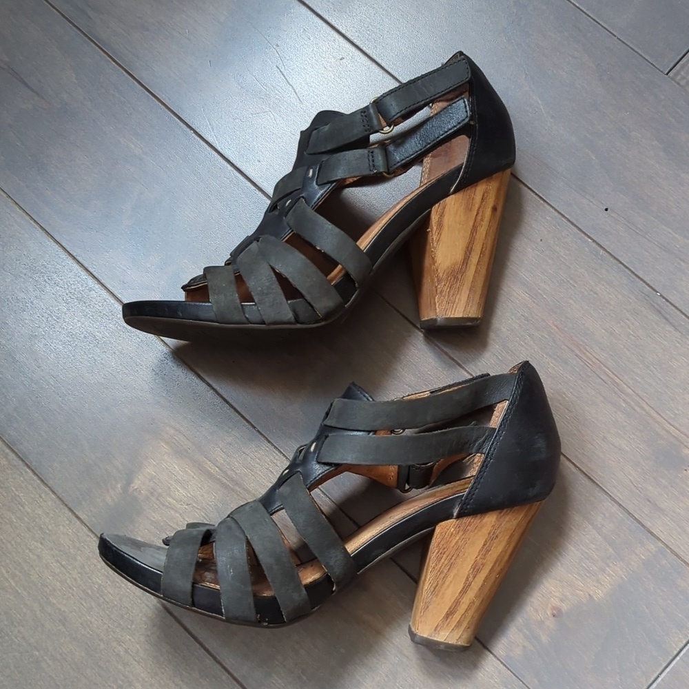 Clark's Size 6.5 Black Leather Sandals - Picture 3 of 11